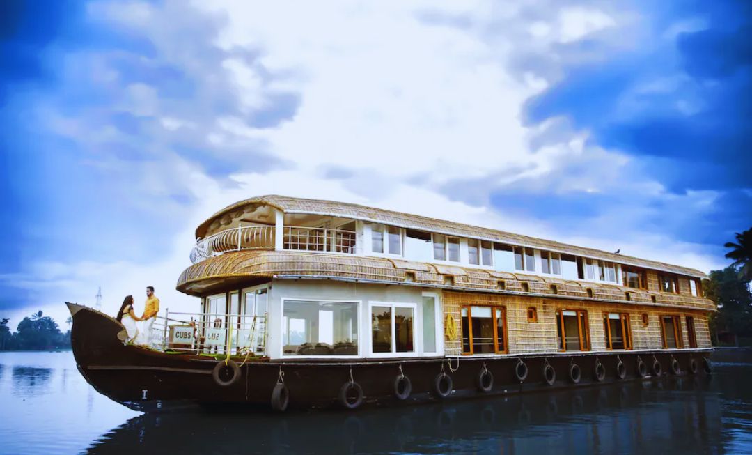 Luxury Houseboat Stay in Alleppey With Backwater Experience.